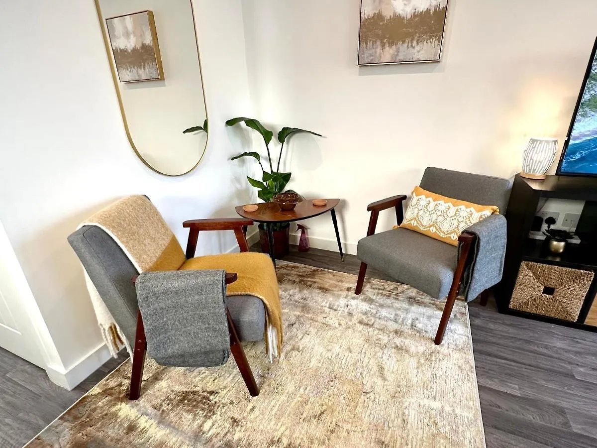 A Cozy Hideaway With Balcony - Close To Beach Bournemouth 0*,  United Kingdom