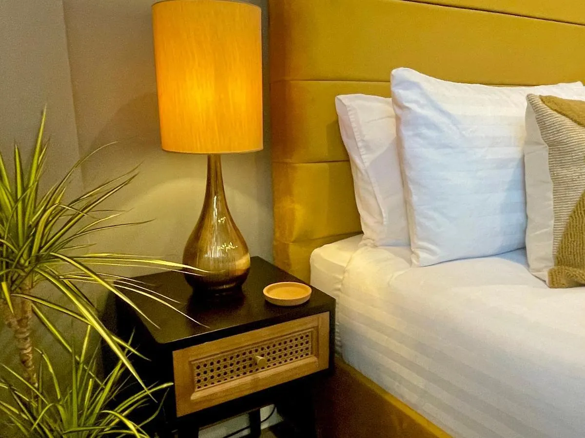 아파트 A Cozy Hideaway With Balcony - Close To Beach 본머스