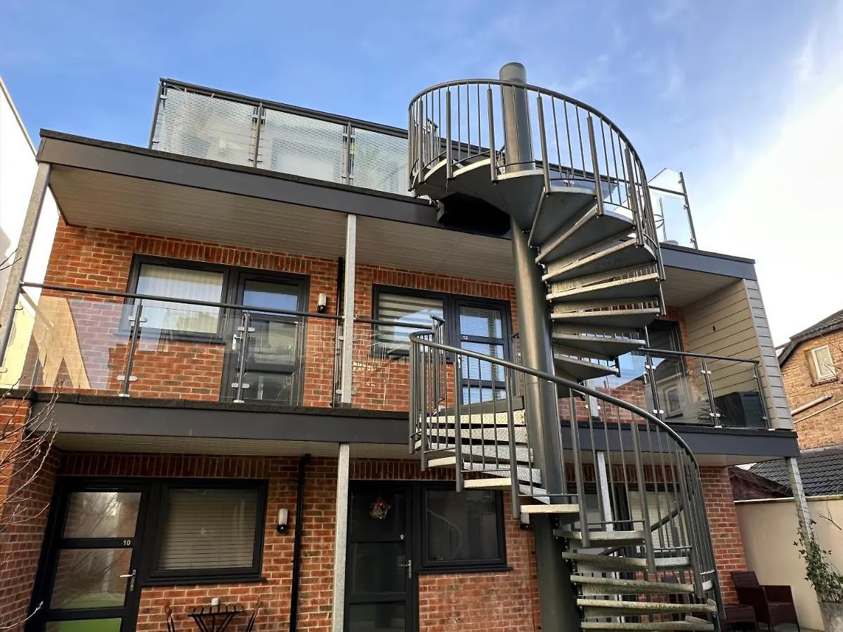 A Cozy Hideaway With Balcony - Close To Beach 본머스 영국